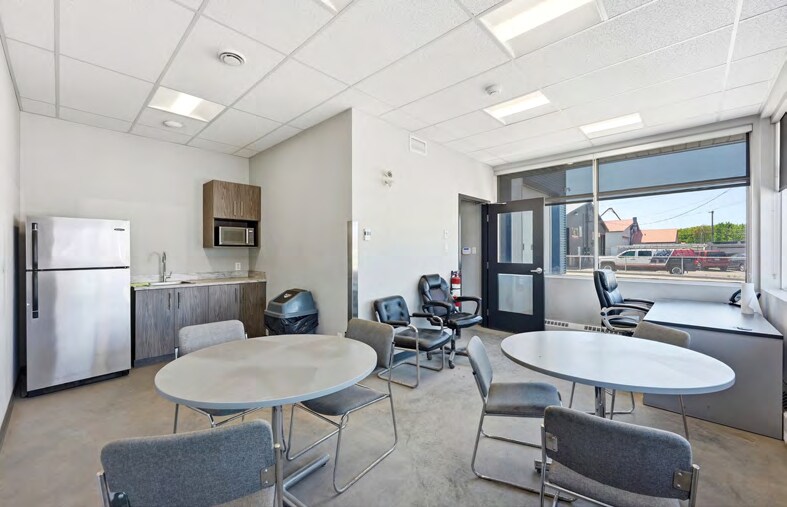 More Photos Of 145 Rue De L'industrie, L'assomption Industrial For Lease