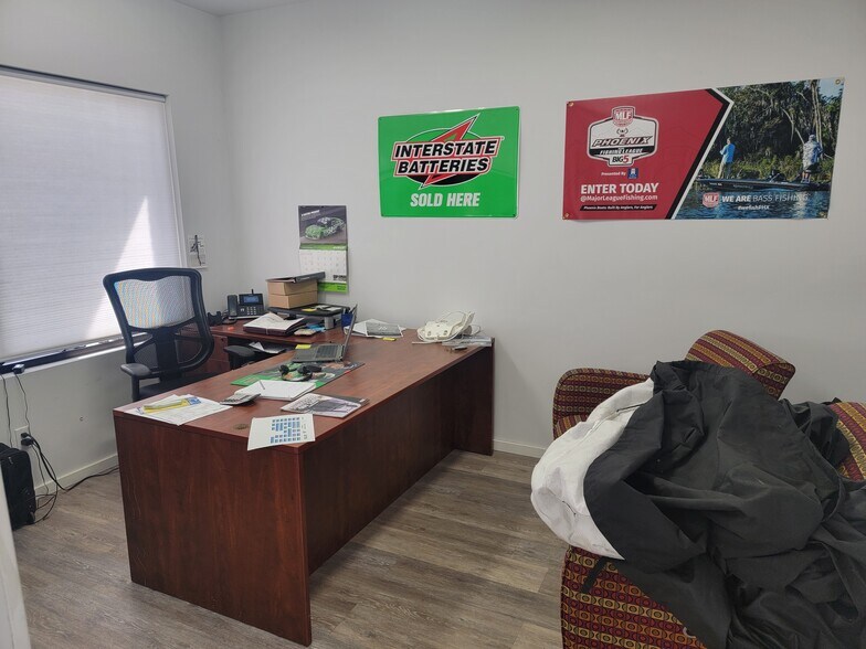 More Photos Of 17809 E Appleway Ave, Spokane Valley Showroom For Lease