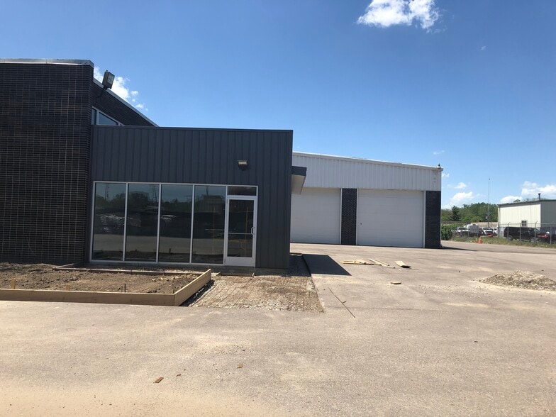 More Photos Of 21375 Telegraph Rd, Southfield Warehouse For Lease