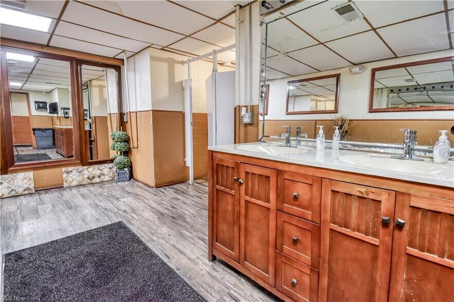 More Photos Of 3560 E 93rd St, Cleveland Bar For Sale