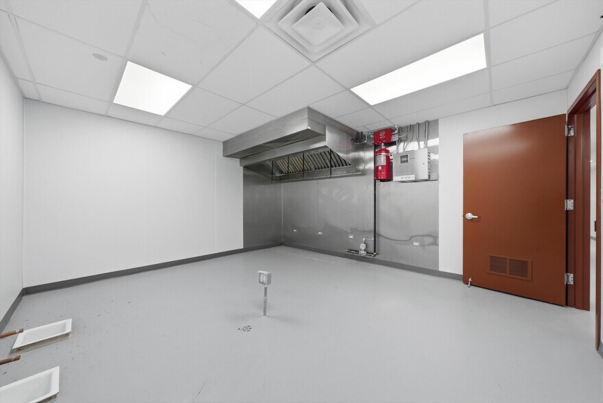 More Photos Of 2201 W Howard St, Chicago Restaurant For Lease