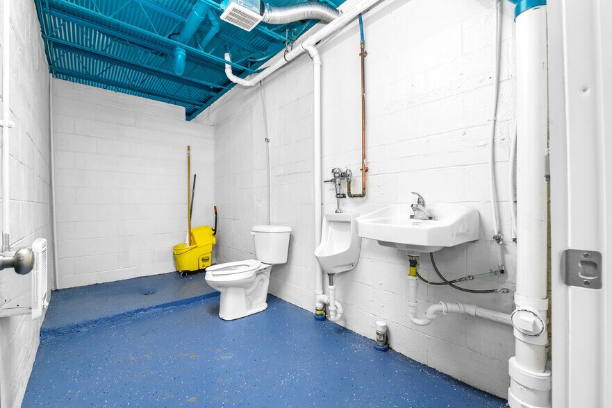 More Photos Of 3665 Central Pky, Cincinnati Warehouse For Sale