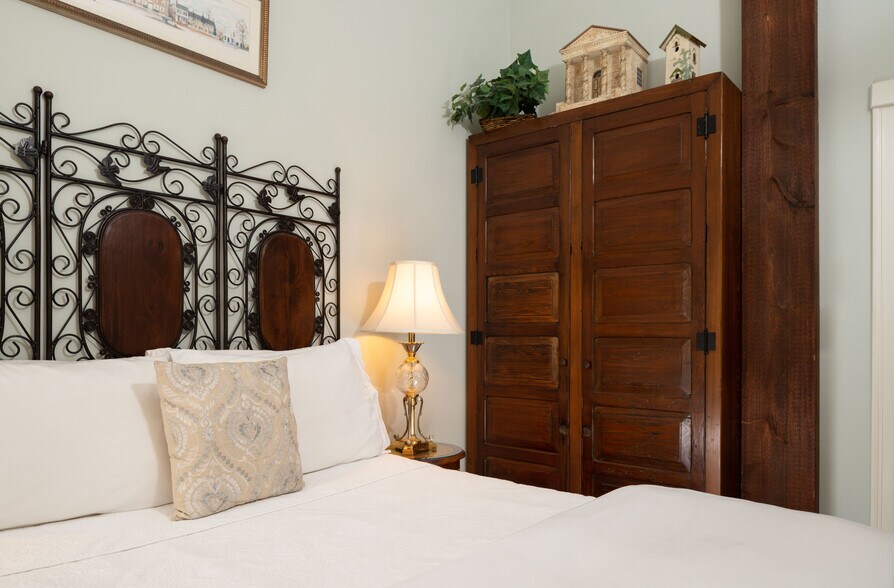 More Photos Of 28 W Bridge St, New Hope Hospitality For Sale