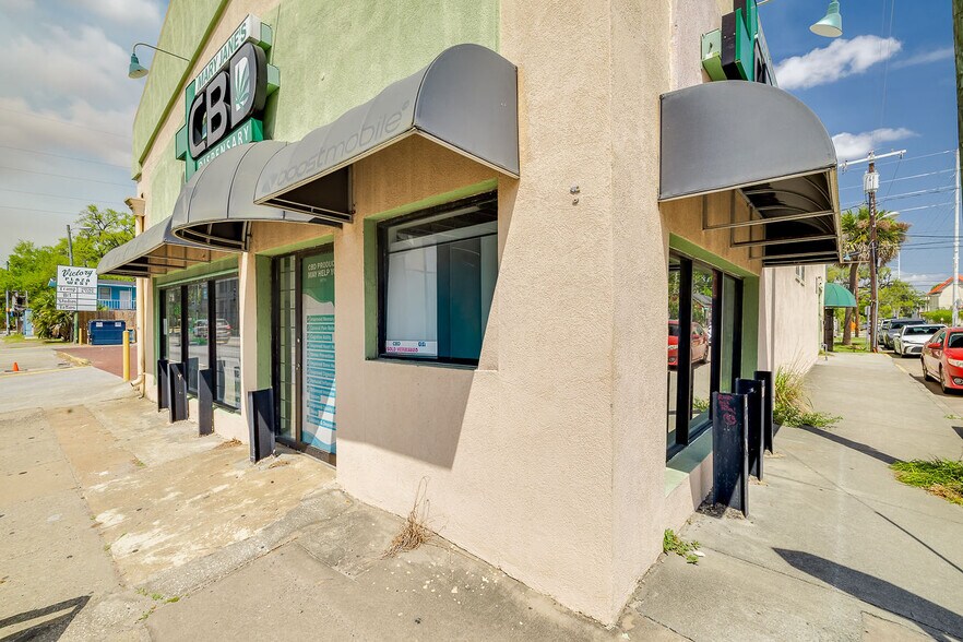 More Photos Of 302 W Victory Dr, Savannah Freestanding For Sale