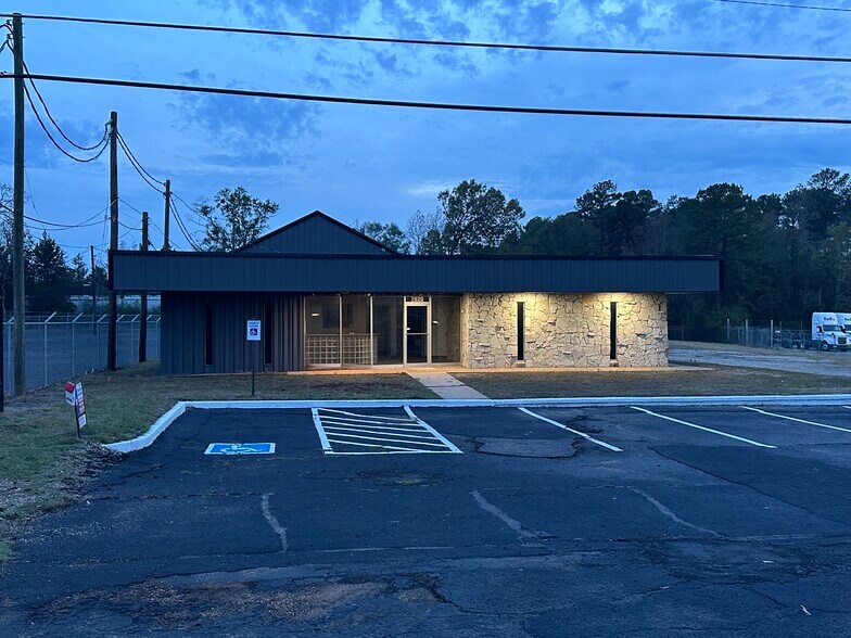 More Photos Of 2820 E Marshall Ave, Longview Light Manufacturing For Lease