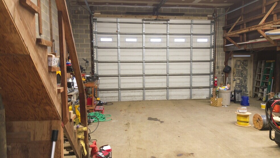 More Photos Of 24380 Hollywood Rd, Hollywood Flex For Lease