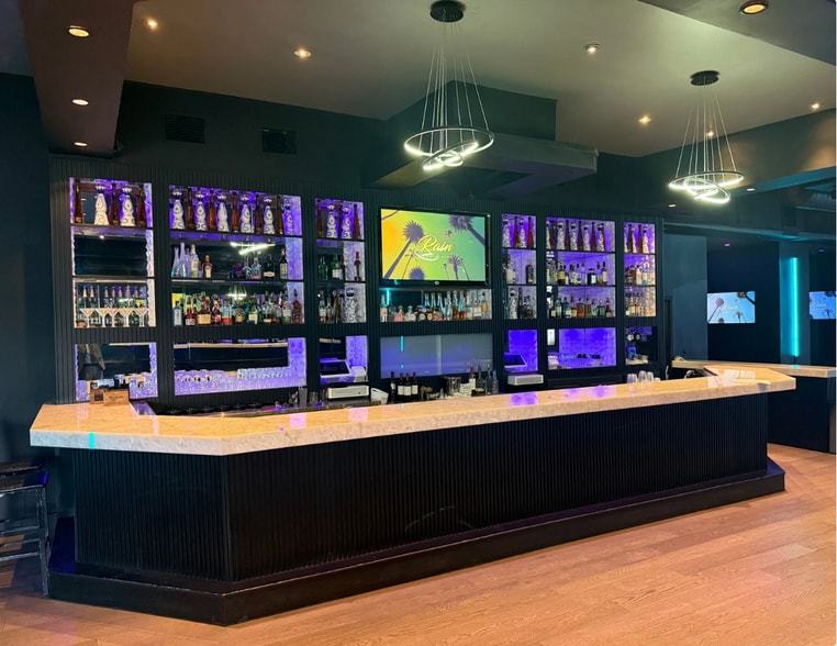 More Photos Of 12215 Ventura Blvd, Studio City General Retail For Lease