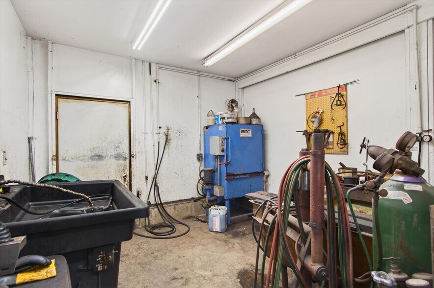 More Photos Of 305 E State Route 4, Cathlamet Auto Repair For Sale