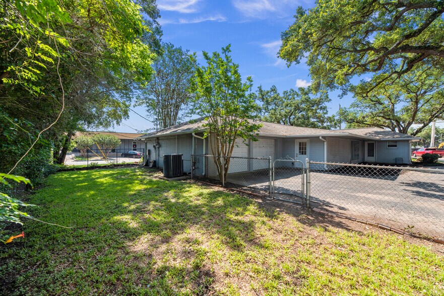 More Photos Of 1001 Avenue B, Katy Storefront Retail Office For Lease