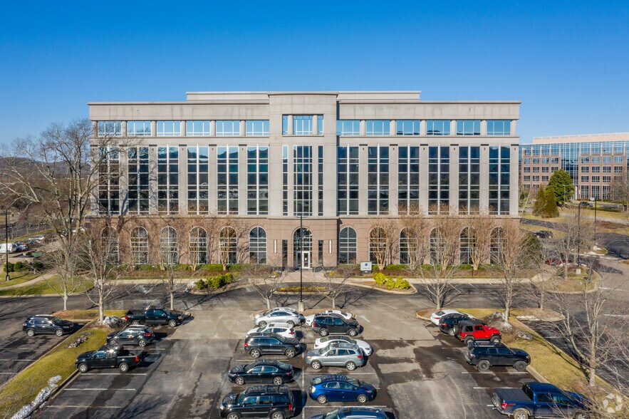 More Photos Of 800 Crescent Centre Dr, Franklin Unknown For Lease