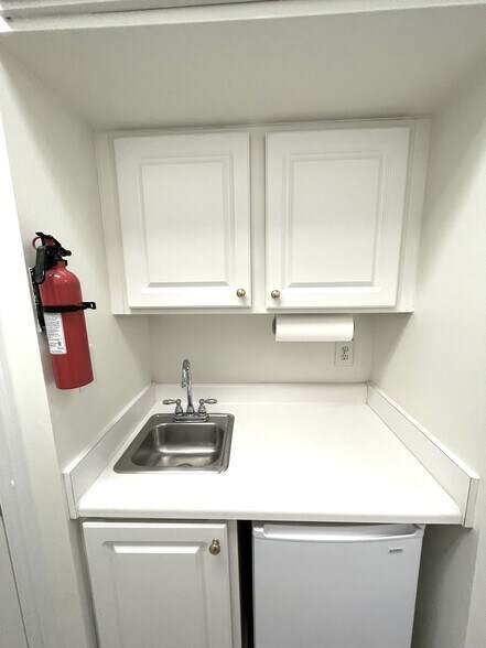 More Photos Of 8402 Six Forks Rd, Raleigh Office For Lease