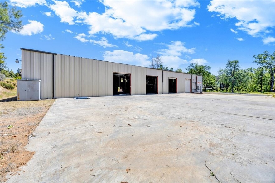 More Photos Of 20833 Mechanical Dr, Sonora Warehouse For Lease