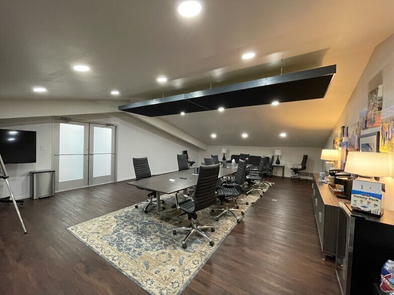 More Photos Of 2118 Mannix Dr, San Antonio Showroom For Sale