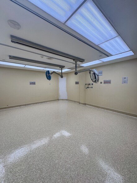 More Photos Of 4555 S Manhattan Ave, Tampa Hospital For Lease
