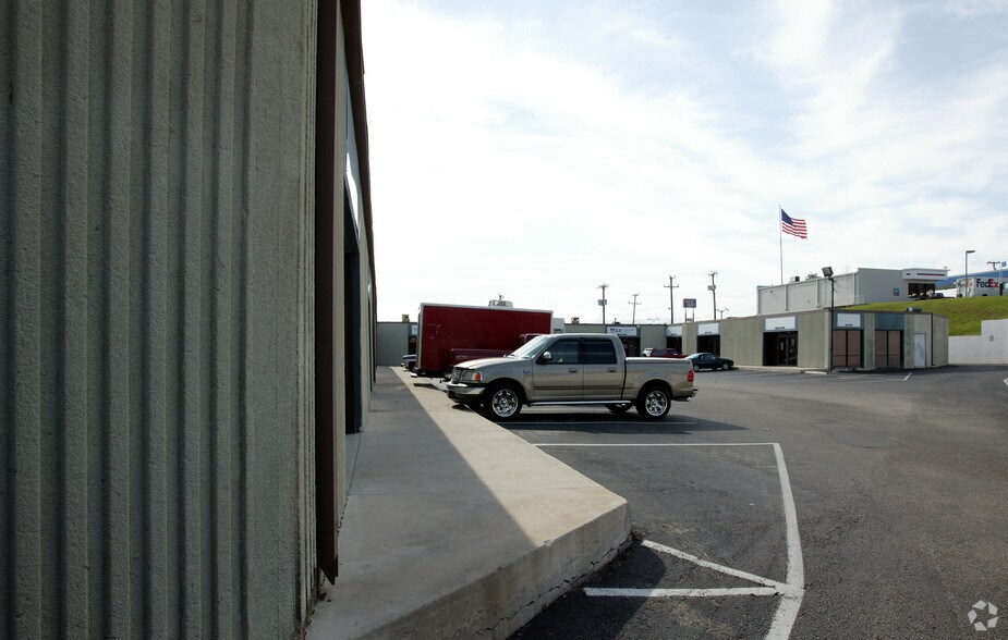 More Photos Of 7102-7176 Oaklawn Dr, San Antonio Light Distribution For Lease