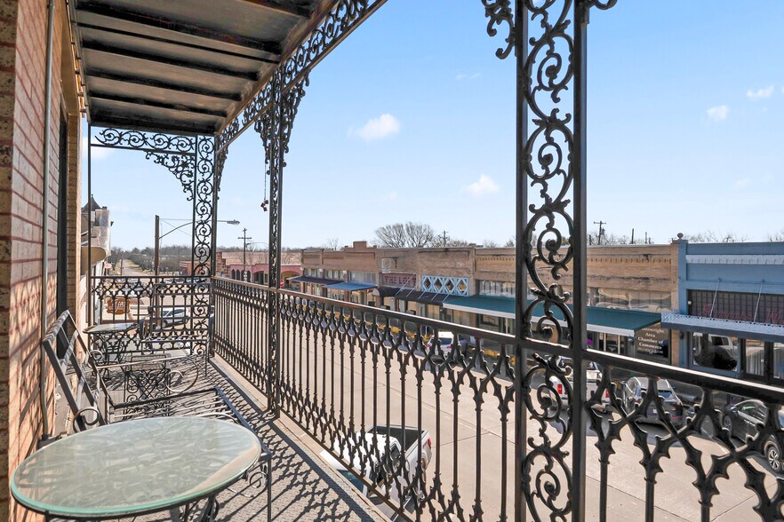 More Photos Of 118 W. Grand St, Whitewright Storefront Retail Residential For Sale