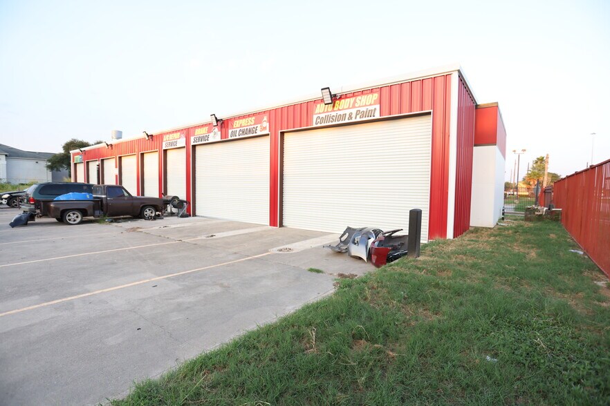 More Photos Of 101 Wells Fargo Dr, Houston Auto Repair For Sale