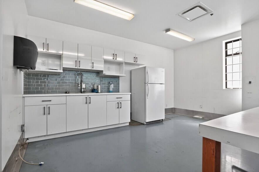 More Photos Of 2580 Viscount Way, Richmond Warehouse For Lease
