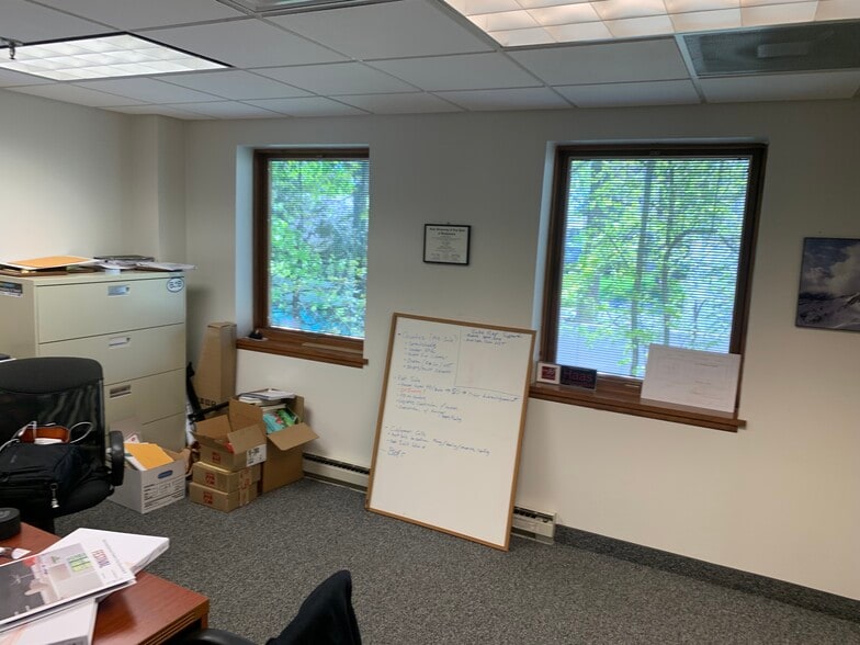 More Photos Of 16 Park Way, Upper Saddle River Warehouse For Lease