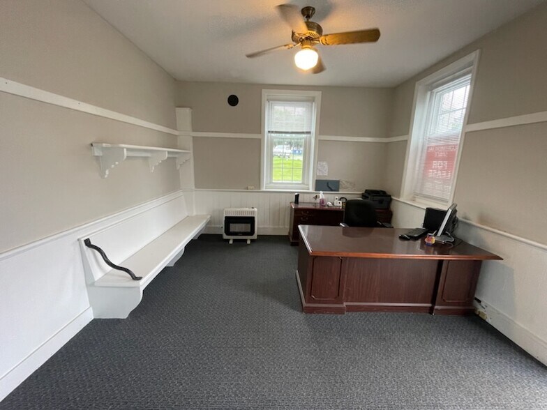 More Photos Of 249 Railroad Ave, Bird In Hand Self Storage For Lease