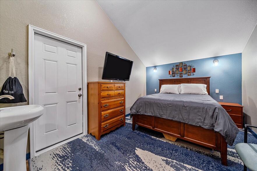 More Photos Of 1524 Main St, Longmont Hotel For Sale