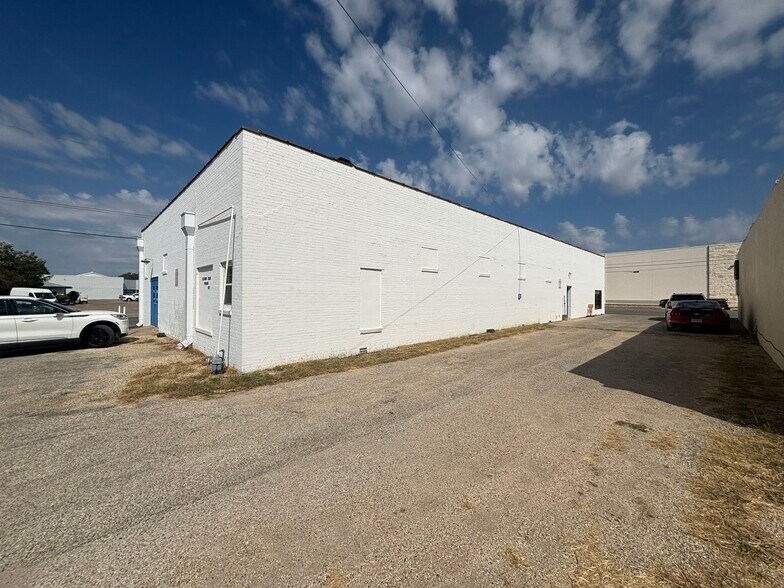 More Photos Of 401 Main St, Kerrville General Retail For Sale