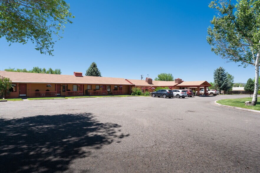 More Photos Of 1624 E Main St, Montrose Hotel For Sale