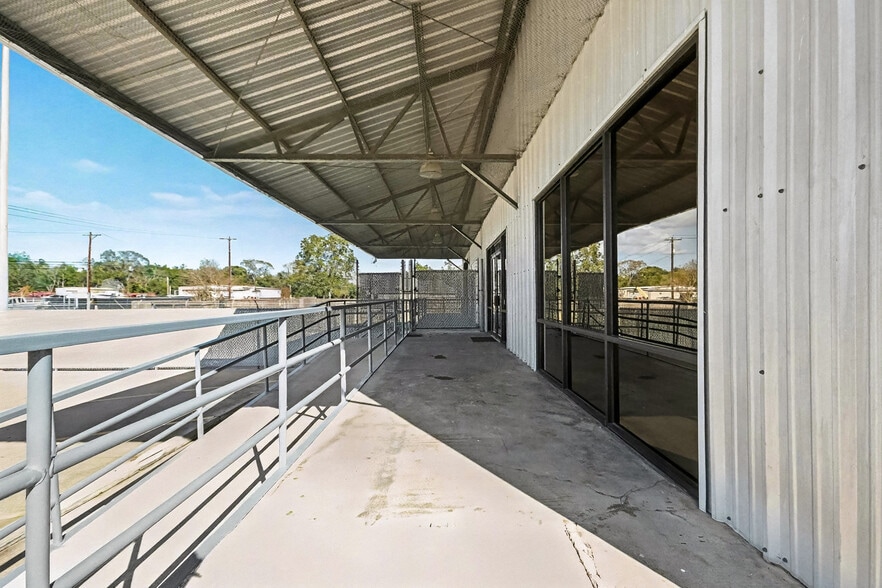 More Photos Of 110 N Walker St, Angleton Warehouse For Lease