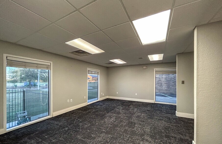 More Photos Of 638 Londonderry Ln, Denton Medical For Lease