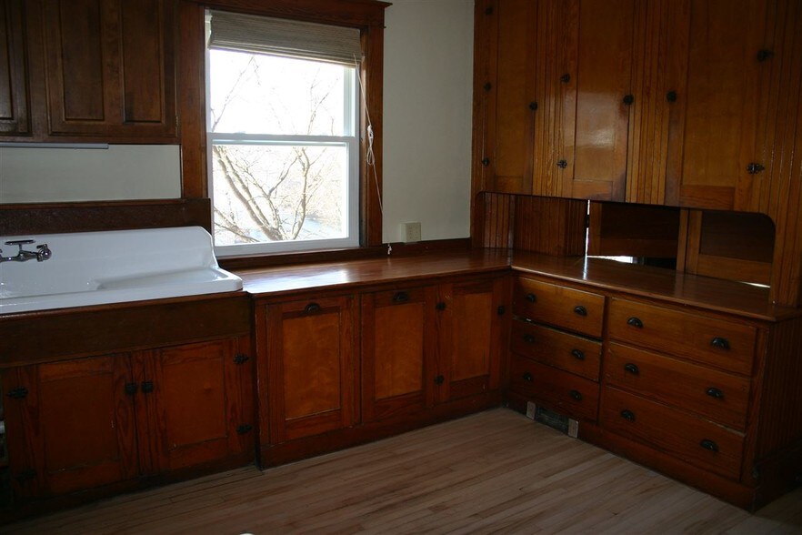 More Photos Of 42 Central St, Newport Flex For Lease