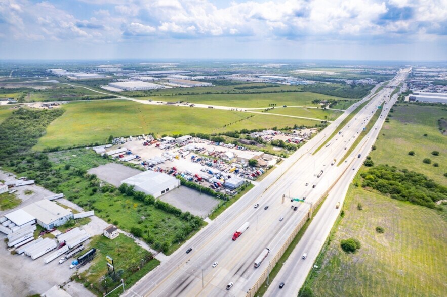 More Photos Of 7240 E IH-10, San Antonio Warehouse For Lease
