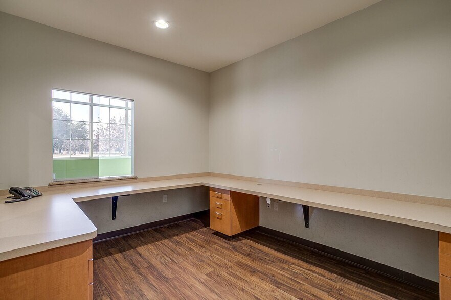 More Photos Of 1200 Crawford Ave, Granbury Medical For Lease