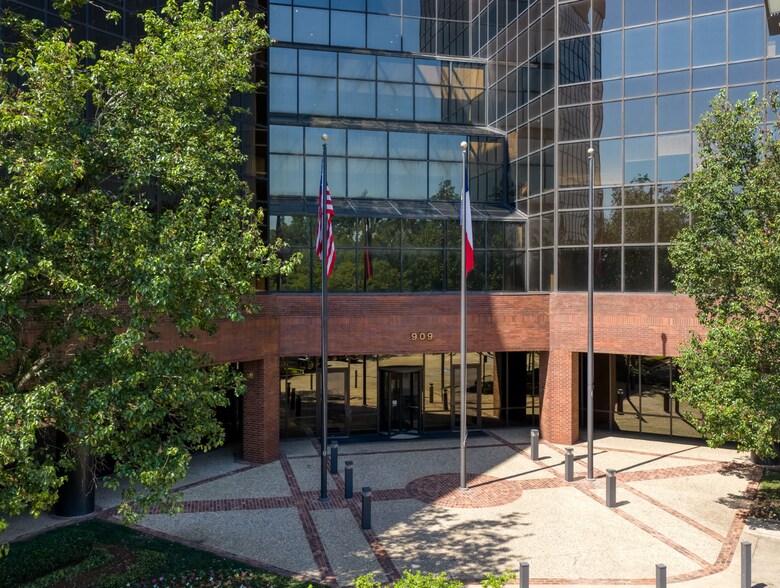 More Photos Of 909 ESE Loop 323, Tyler Office For Sale