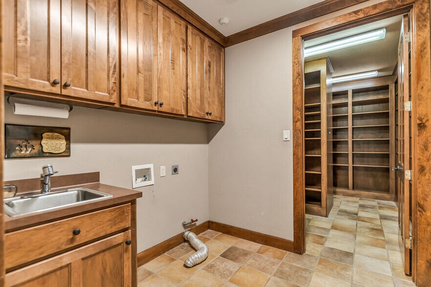 More Photos Of 43 Pool Rd, Richards Specialty For Sale