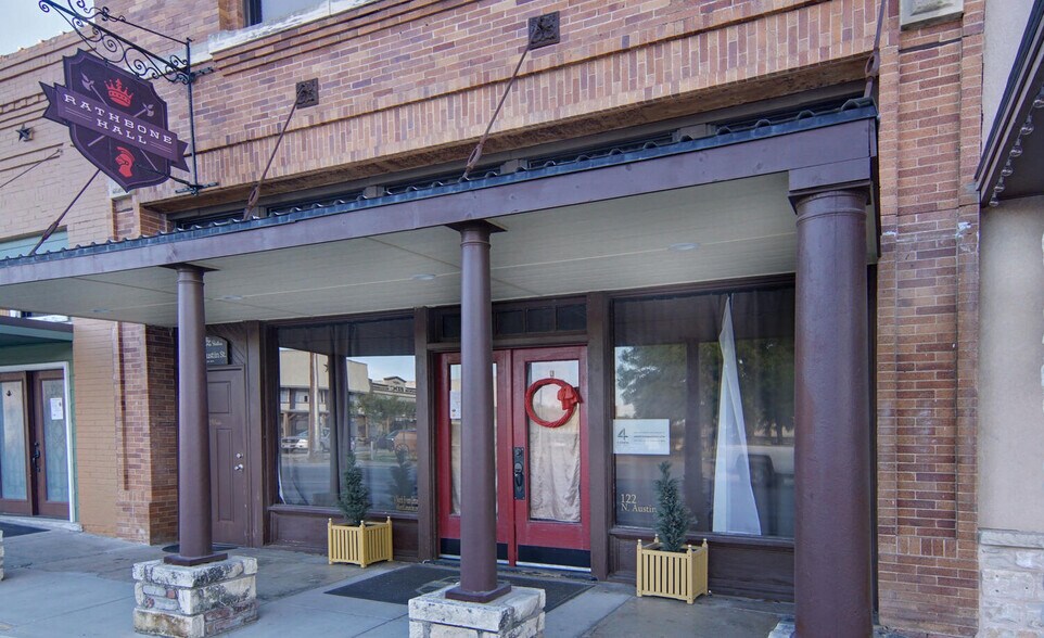 More Photos Of 124 Austin st, Comanche Bar For Sale