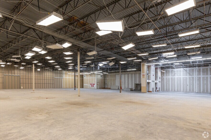 More Photos Of 7501-7649 W Colonial Dr, Orlando Unknown For Lease