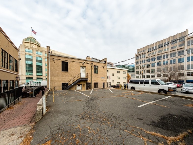 More Photos Of 2420 Wilson Blvd, Arlington Loft Creative Space For Lease