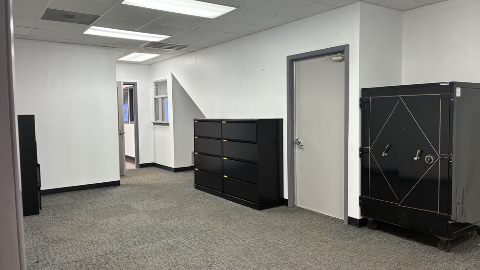 More Photos Of 905 N Harborth Ave, Three Rivers Auto Dealership For Lease