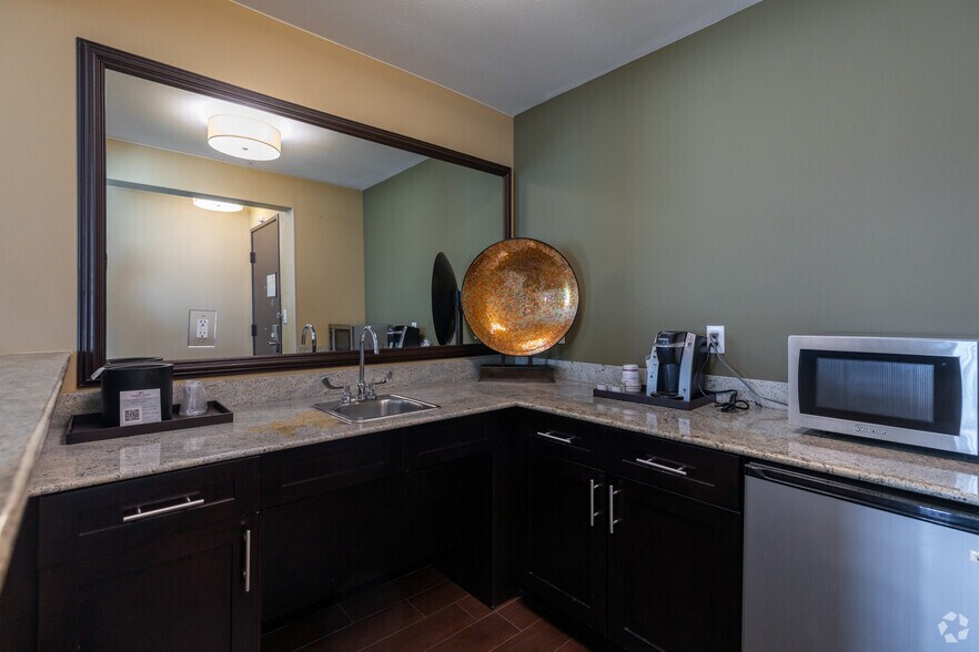 More Photos Of 7611 Katy Fwy, Houston Hotel For Sale