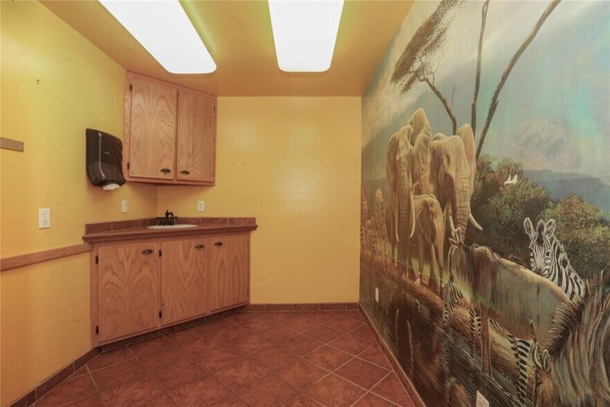 More Photos Of 500 Park Pl, Mustang Medical For Sale