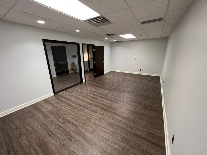 More Photos Of 401-411 S Old Woodward Ave, Birmingham Office Residential For Lease