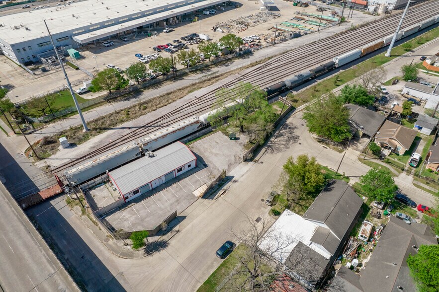 More Photos Of 6555 Navigation Blvd, Houston Warehouse For Lease