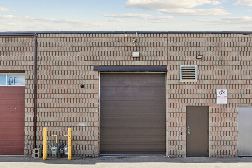 More Photos Of 2721 Markham Rd, Toronto Showroom For Sale