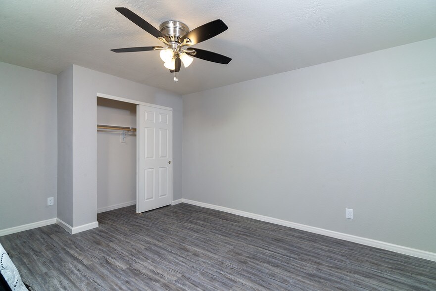 More Photos Of 515 W Pebble Beach Dr, Tempe Specialty For Sale