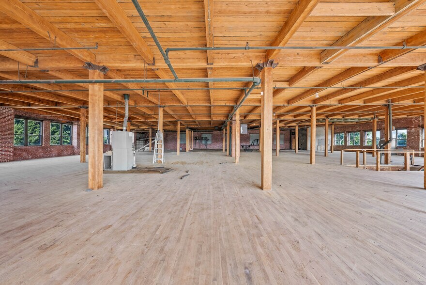 More Photos Of 6100 Wilson Ave, Kansas City Warehouse For Sale