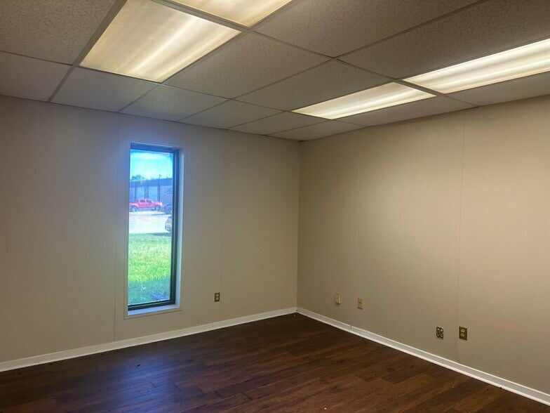 More Photos Of 1014 Commercial Blvd N, Arlington Manufacturing For Lease