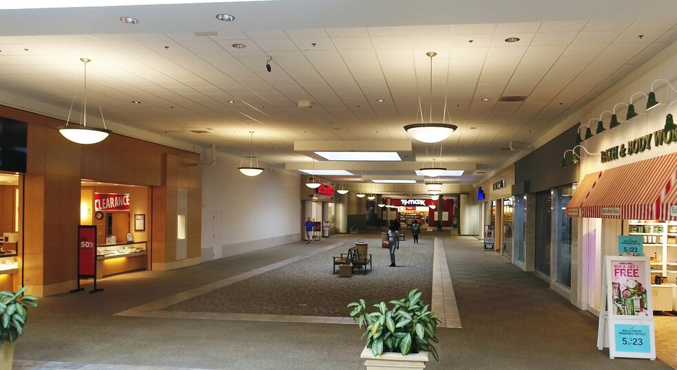 More Photos Of 2005 Veterans Blvd, Dublin Unknown For Lease