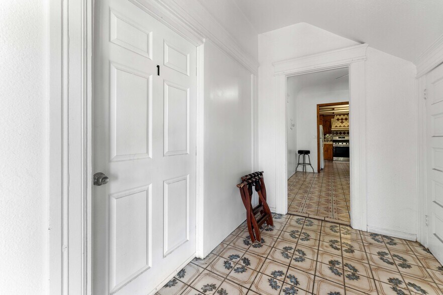 More Photos Of 2005 Magnolia Ave, Los Angeles Apartments For Sale