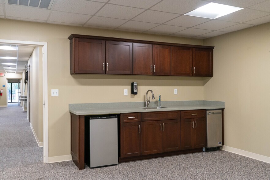 More Photos Of 12945 Seminole Blvd, Largo Unknown For Lease