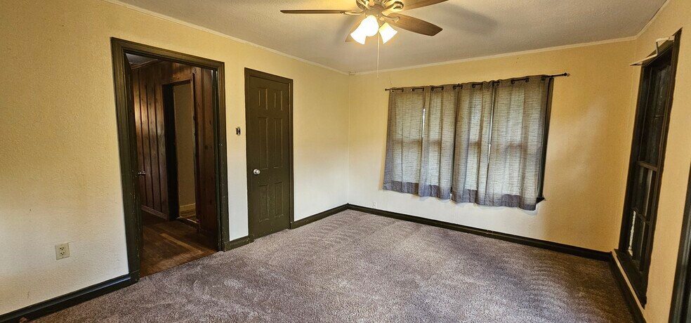 More Photos Of 401 E Pine St, Edgewood Office For Sale